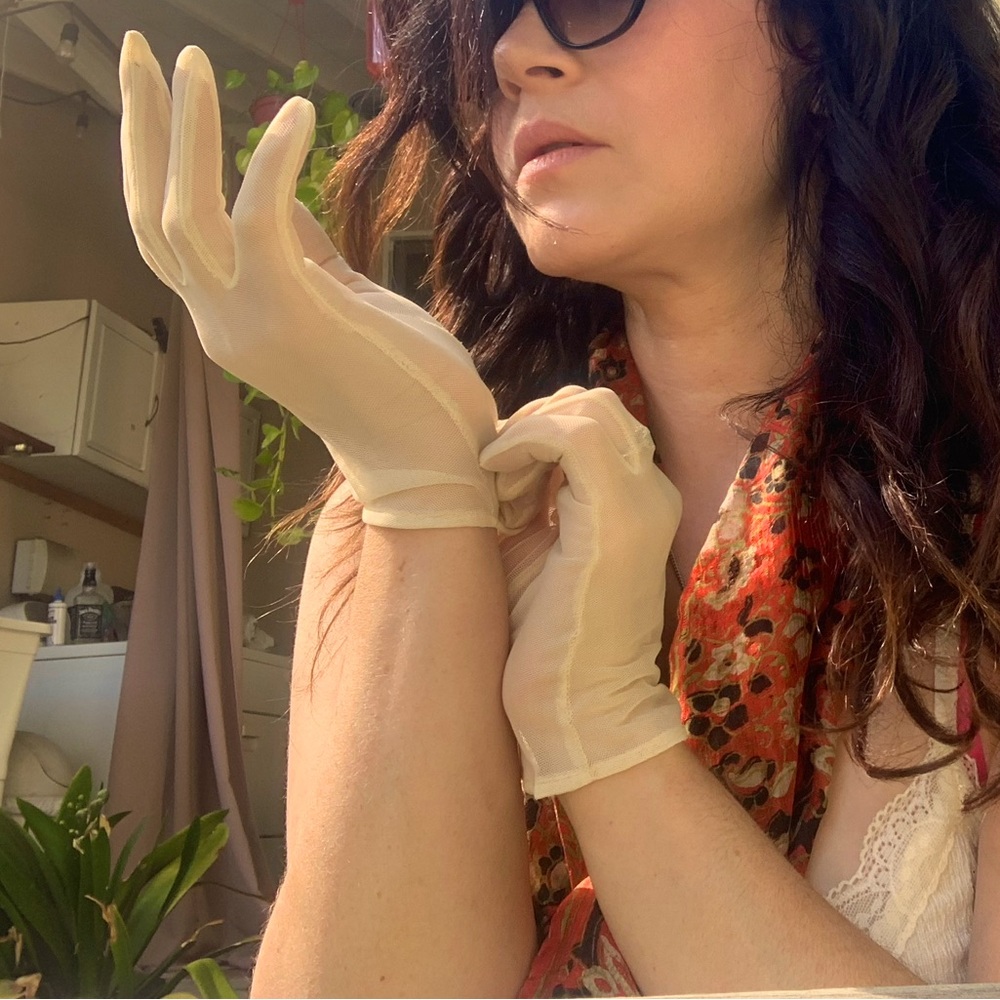 2/$30 Elegant Vintage Cream Gloves